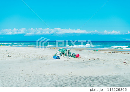綺麗なビーチに海ゴミ 118326866