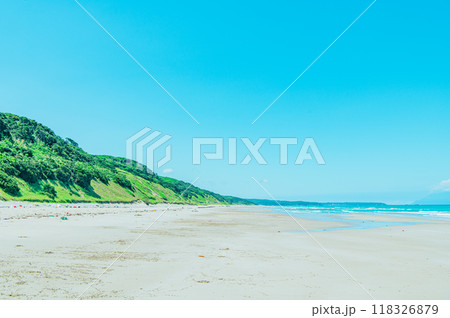 綺麗なビーチに海ゴミ 118326879