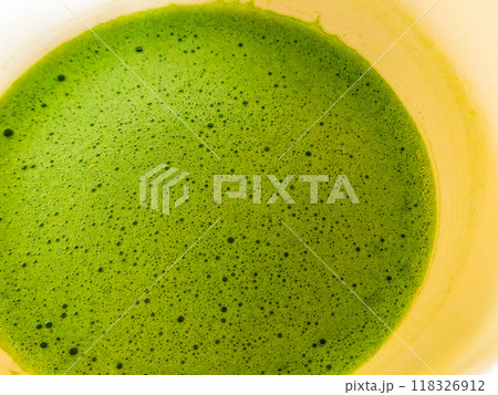 お抹茶をいただく アジサイイメージの和菓子と抹茶 お抹茶をいただく アジサイイメージの和菓子と抹茶 118326912