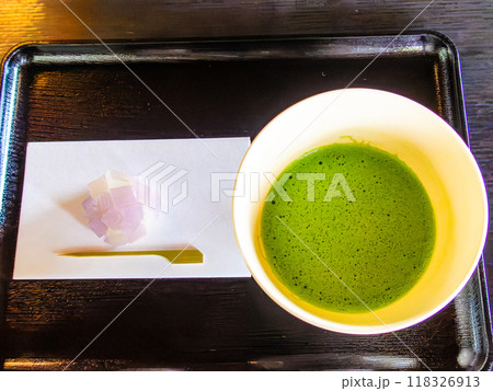 お抹茶をいただく　アジサイイメージの和菓子と抹茶 118326913