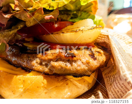 ボリューミーで美味しそうなハンバーガー 118327155