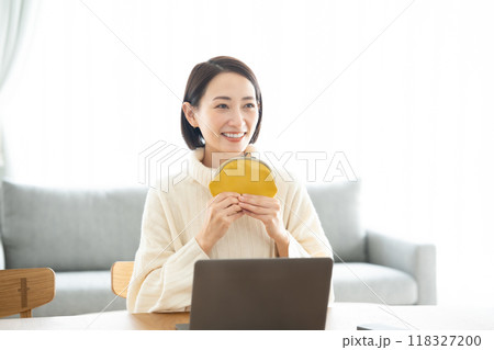 財布を持つ女性 118327200
