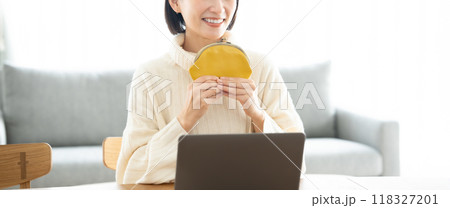 財布を持つ女性 財布を持つ女性 118327201