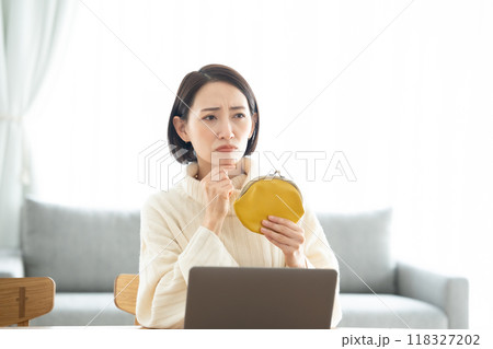 財布を持って困る女性 財布を持って困る女性 118327202