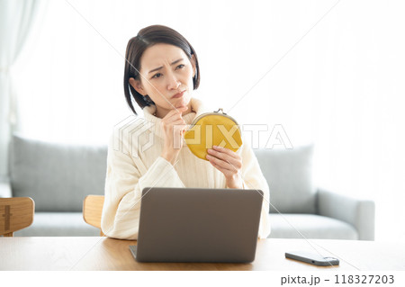 財布を持って困る女性 財布を持って困る女性 118327203