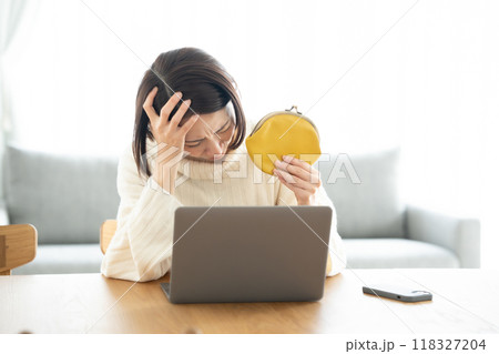 財布を持って困る女性 118327204