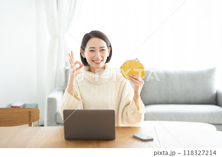 財布を持つ女性 OK 財布を持つ女性 OK 118327214