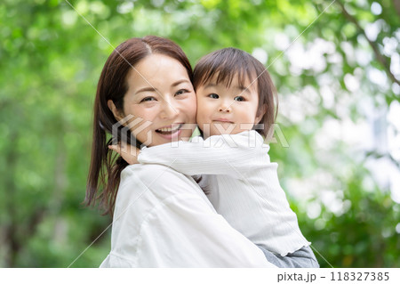 娘を抱っこするお母さん　新緑 118327385