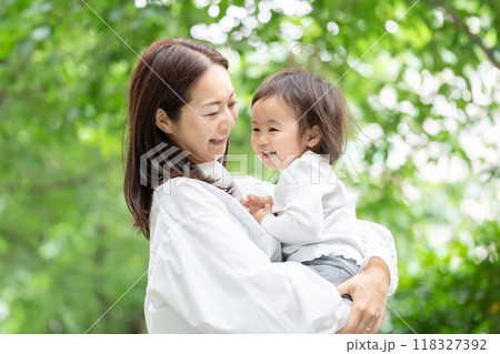 娘を抱っこするお母さん　新緑 118327392