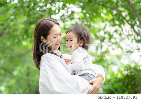 娘を抱っこするお母さん　新緑 118327393