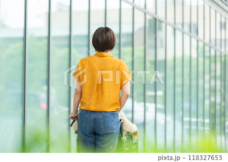 車椅子のシニア女性と介護する若い女性　後ろ姿 118327653