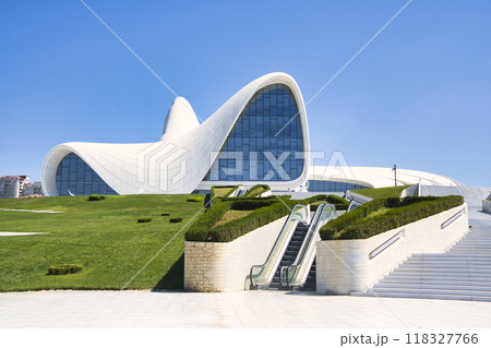 ヘイダル・アリエフ・センターの美しい白い外観 118327766