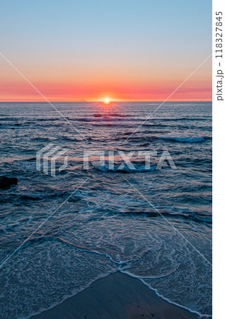 綺麗な夕焼けの海 118327845