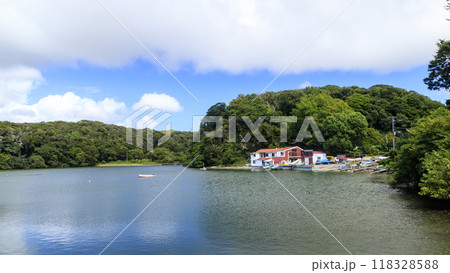 船が停泊する港 118328588