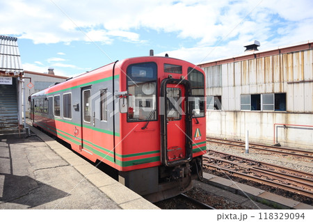 会津田島駅に停車する会津鉄道会津線の電車 会津田島駅に停車する会津鉄道会津線の電車 118329094