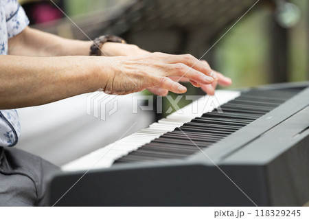 仙台ジャズフェスティバル　屋外での迫力のピアノ演奏 118329245