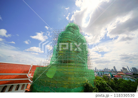 修繕中のバンコクにある寺院「ワット・パクナム・パーシーチャルン」の巨大仏像 修繕中のバンコクにある寺院「ワット・パクナム・パーシーチャルン」の巨大仏像 118330530