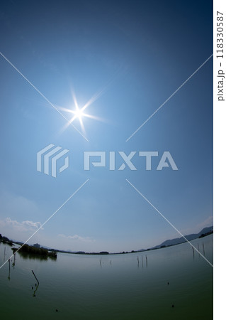超広角レンズで見る晩夏の西の湖と太陽の光芒 118330587