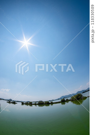 超広角レンズで見る晩夏の西の湖と太陽の光芒 超広角レンズで見る晩夏の西の湖と太陽の光芒 118330589
