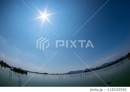 超広角レンズで見る晩夏の西の湖と太陽の光芒 超広角レンズで見る晩夏の西の湖と太陽の光芒 118330592