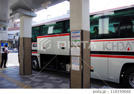 JR松江駅北口バスターミナルで荷室の扉を開放して乗客の荷物を収納した出発間際の高速バス JR松江駅北口バスターミナルで荷室の扉を開放して乗客の荷物を収納した出発間際の高速バス 118330688