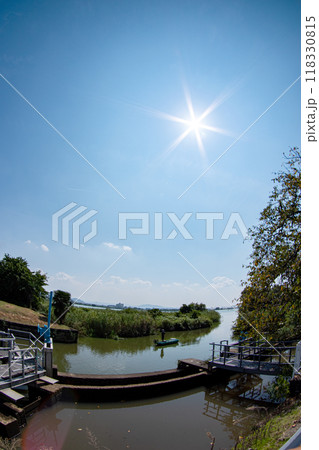 広角レンズで撮る晩夏の西の湖と青空のコピースペース 118330815