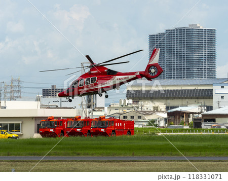 八尾空港を飛び立つ防災ヘリコプターと空港用化学消防車 118331071