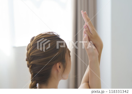 オンラインヨガサロンを配信している若い女性 オンラインヨガサロンを配信している若い女性 118331342