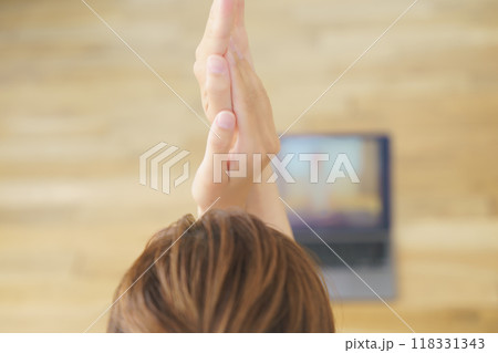 オンラインヨガサロンを配信している若い女性 118331343