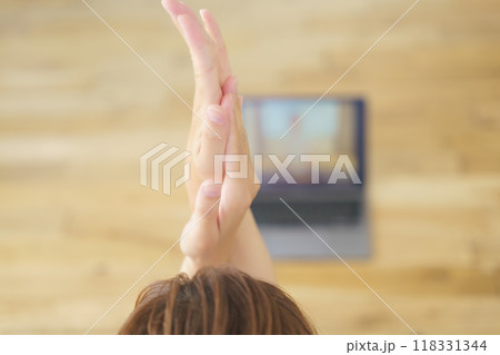 オンラインヨガサロンを配信している若い女性 オンラインヨガサロンを配信している若い女性 118331344