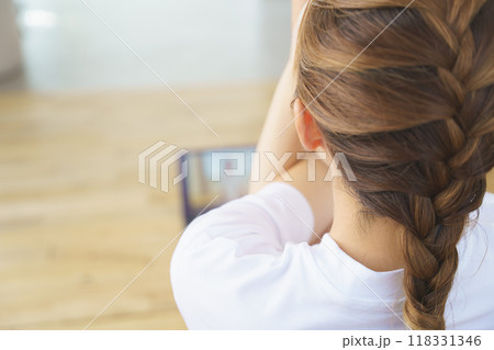 オンラインヨガサロンを配信している若い女性 オンラインヨガサロンを配信している若い女性 118331346