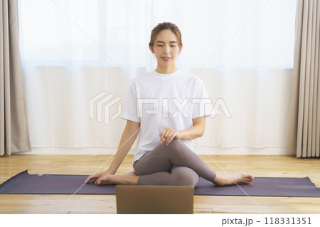 オンラインヨガサロンを配信している若い女性 118331351