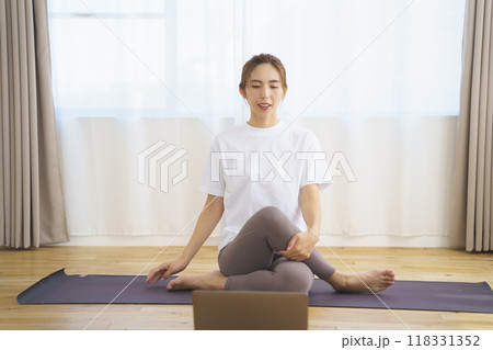 オンラインヨガサロンを配信している若い女性 118331352
