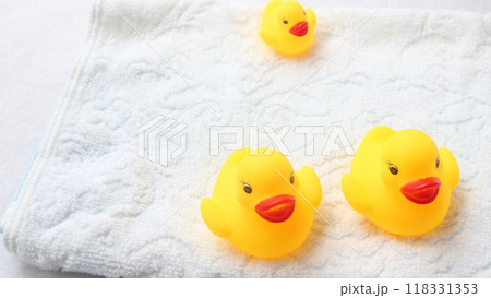お風呂のアヒル親子パパママアヒルキッズ・ベビー お風呂のアヒル親子パパママアヒルキッズ・ベビー 118331353