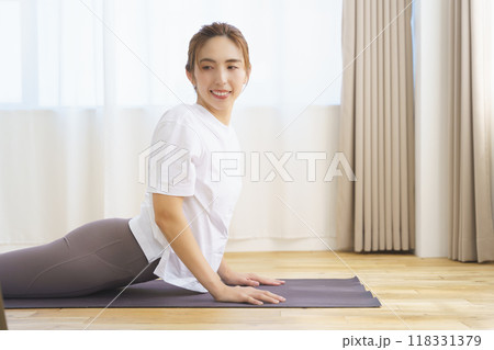 オンラインヨガサロンを配信している若い女性 118331379