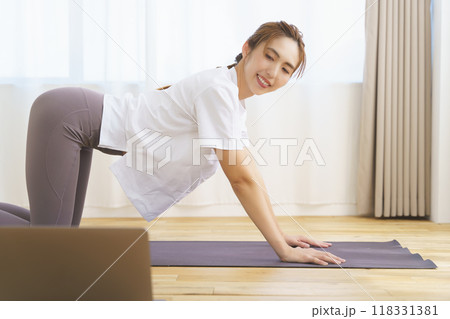 オンラインヨガサロンを配信している若い女性 118331381