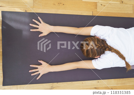 オンラインヨガサロンを配信している若い女性 118331385