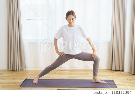 オンラインヨガサロンを配信している若い女性 118331394
