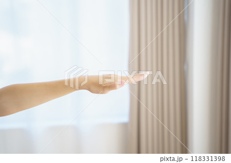 オンラインヨガサロンを配信している若い女性 オンラインヨガサロンを配信している若い女性 118331398