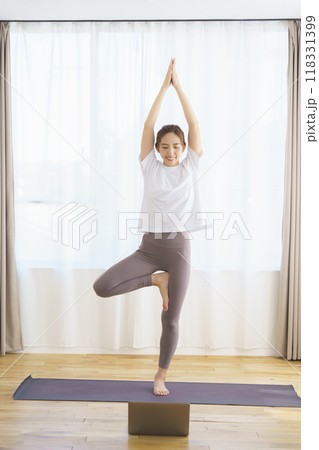 オンラインヨガサロンを配信している若い女性 オンラインヨガサロンを配信している若い女性 118331399
