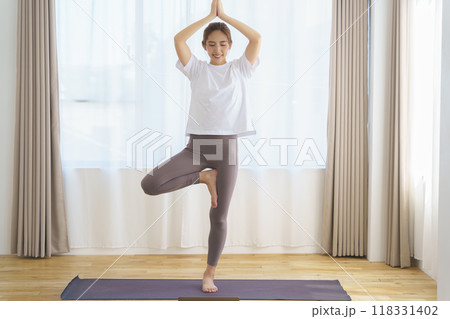 オンラインヨガサロンを配信している若い女性 118331402