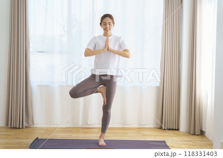 オンラインヨガサロンを配信している若い女性 オンラインヨガサロンを配信している若い女性 118331403