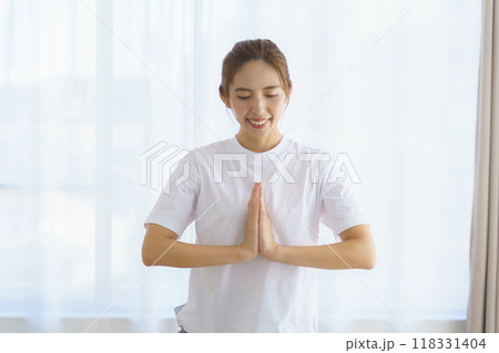 オンラインヨガサロンを配信している若い女性 118331404