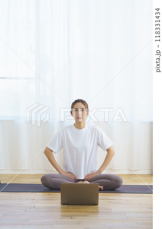 オンラインヨガサロンを配信している若い女性 オンラインヨガサロンを配信している若い女性 118331434