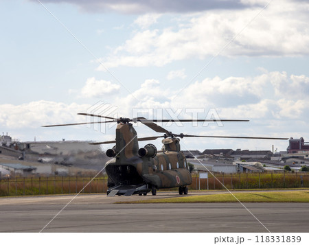 八尾駐屯地に駐機する大型輸送ヘリコプター 118331839