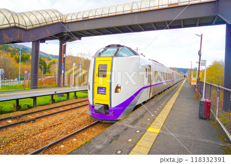 プラットホームの列車(おおぞら) プラットホームの列車(おおぞら) 118332391