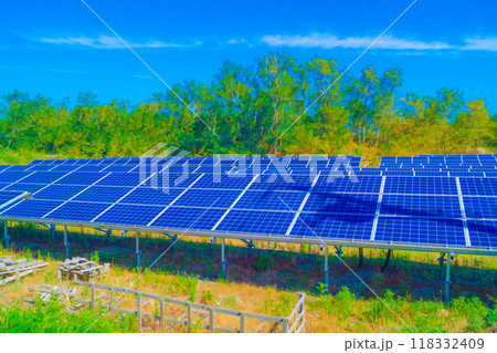 太陽光発電パネルと青空 118332409