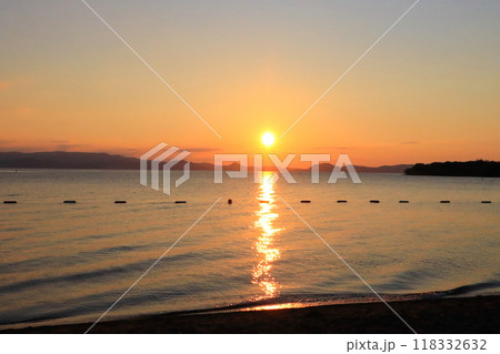 夕焼けの猪苗代湖 118332632