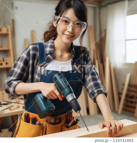 DIYをする女性 118332802