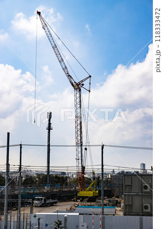マンション建設現場　重機クローラークレーン 118333472